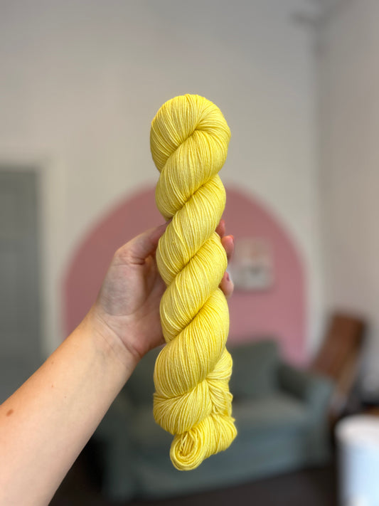 OOAK - Lemon yellow - Flowy Fingering