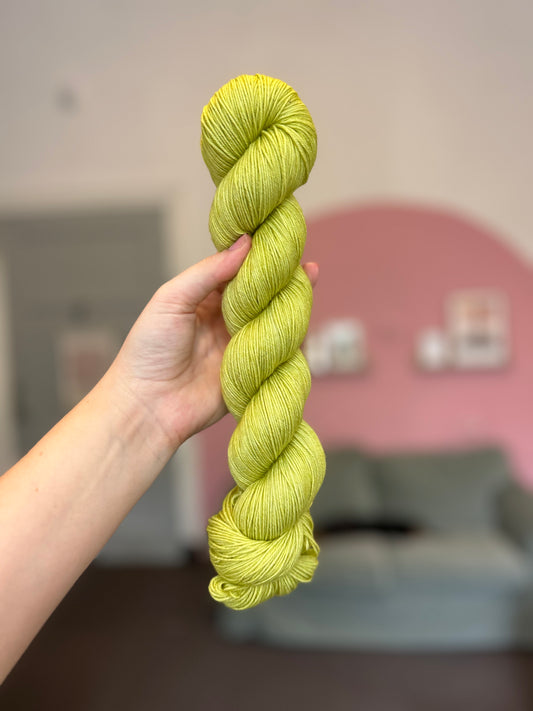 OOAK - Lime green - Flowy Fingering