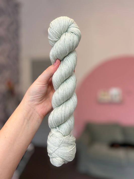 OOAk - soft sage - Flowy Fingering